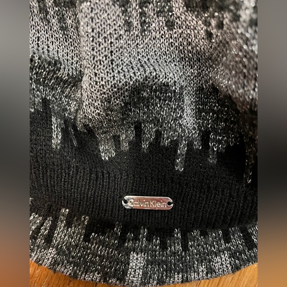 Calvin Klein Barre Hat with city skyline design - Picture 3 of 3